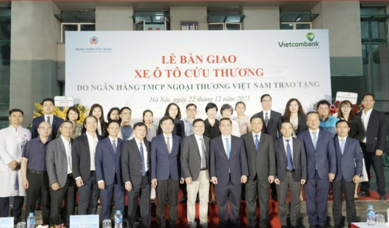 Vietcombank trao tặng xe cứu thương hiện đại gần 2,7 tỷ đồng cho Bệnh viện Hữu Nghị
